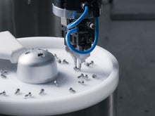 Load image into Gallery viewer, Le FlexiBowl® 200 est une solution compacte et intelligente pour l’alimentation automatisée de petites pièces de 1 à 10 mm, parfaitement adaptée aux environnements industriels modernes. Grâce à sa flexibilité exceptionnelle, il s’intègre facilement aux robots industriels et cobots collaboratifs
