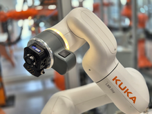 Load image into Gallery viewer, Changeur d’outils automatique compact Robot System Products ; modèle ATC-18 pour Cobot KUKA – avec transmission de signaux électriques et canalisation d’air comprimé intégrée.
